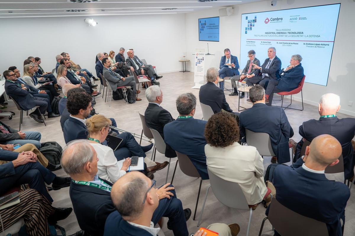 Mesa redonda empresarial sobre industria, energía y tecnología con la participación de Xavier Pujol, de Ficosa; José Vicente de los Mozos, de Indra, y Emiliano López-Achurra, de Petronor.