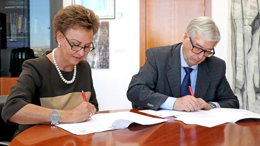 Momento de la firma del convenio de colaboración entre la UMH y el CNC.