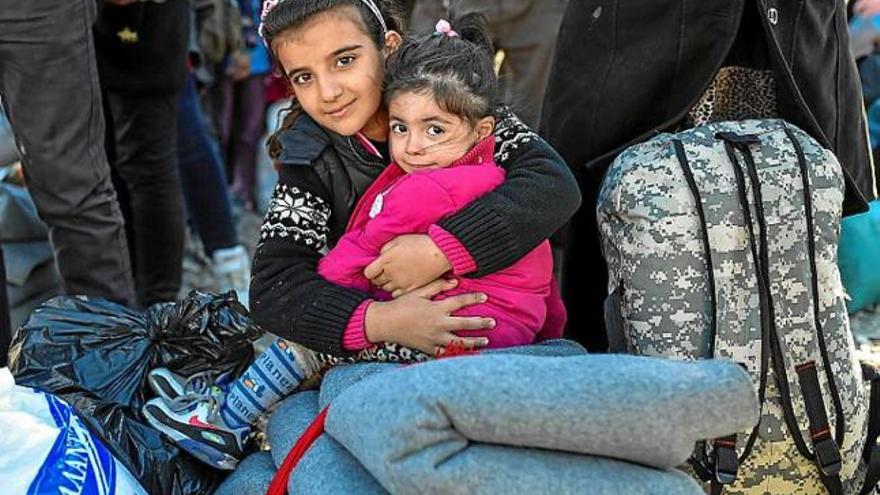 Dues refugiades sirianes esperen el permís per entrar al campament de registre i trànsit després de creuar la frontera entre Grècia i Macedònia
