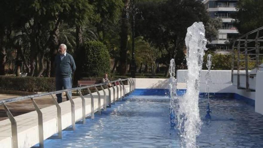 La fuente ornamental activada ayer junto al monumento al Xúquer que hay en el parque.