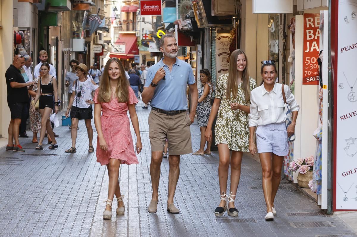Los reyes Felipe VI y Letizia y sus hijas de paseo por Palma de Mallorca