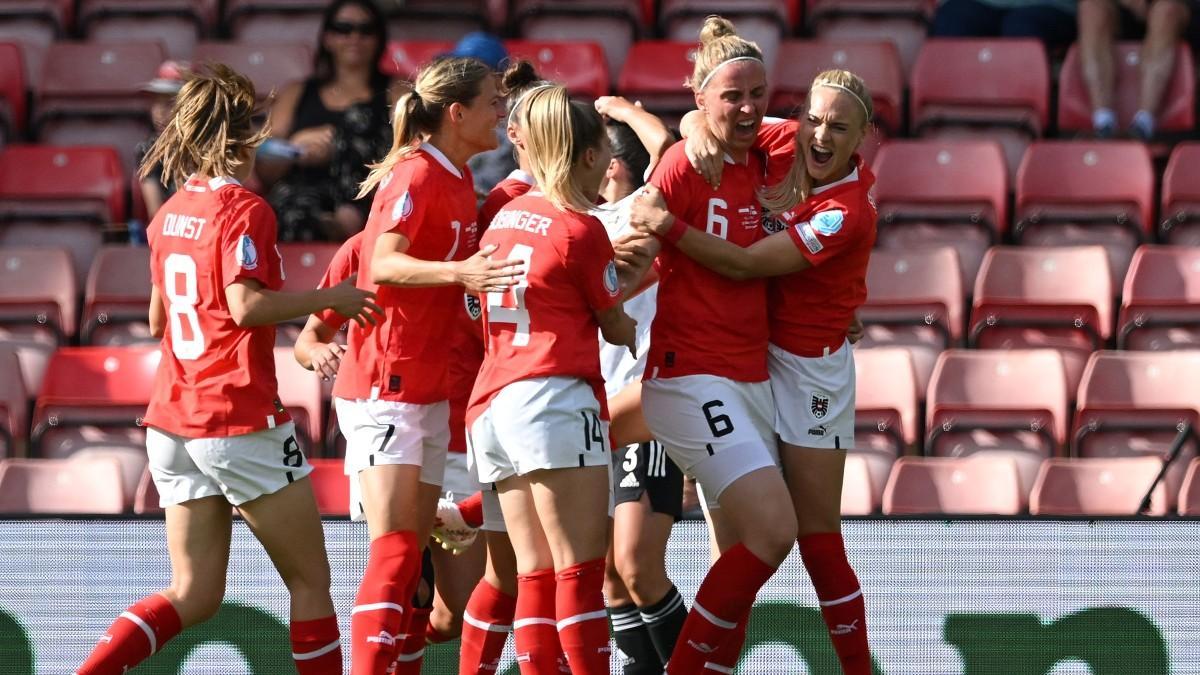 Las jugadoras austríacas celebran el gol de Schiechtl
