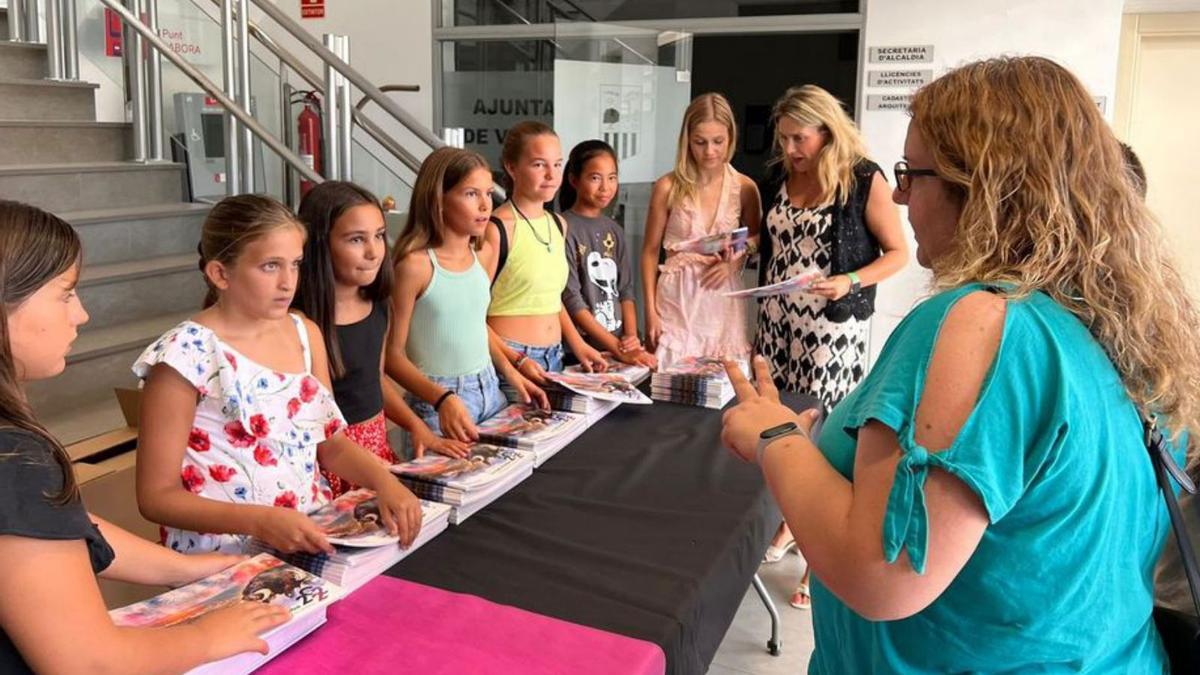 La reina y la corte infantil repartieron a los vecinos el libro de fiestas.