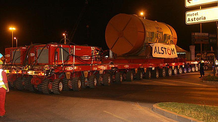 Complejo. No fue una tarea sencilla la de sortear la verja del Puerto al filo de las doce y media. La plataforma está tirada por dos potentes tractoras de 500 caballos.