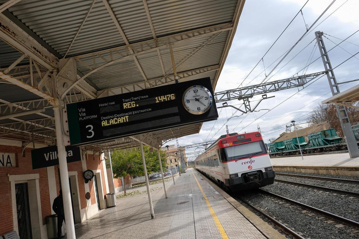 Tramo ferroviario entre La Encina y Alicante a la altura de la estación de Villena.