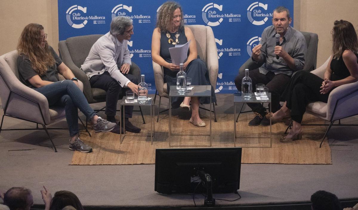 Podiumsdiskussion mit (v. li. n. re.) Maria Gibert (Habtur), Daniel Olabarria (Buades Legal), Lexa Wilms (Moderatorin), Thomas Fitzner (Steuerexperte) und Cristina Gaete (Jardins Balears).  | FOTO: ANA B. MUÑOZ