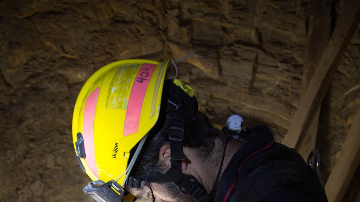 Los bomberos  inspeccionan dos pozos en la Alcazaba y Gibralfaro. Foto: Alejandro Santana Almendro