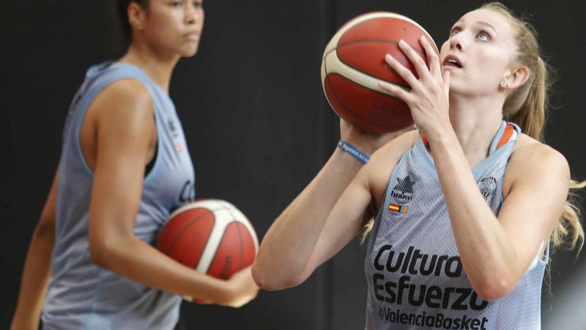 Noa Morro y Lauren Cox, en su primer entrenamiento como jugadora del Valencia Basket. | J. M. LÓPEZ