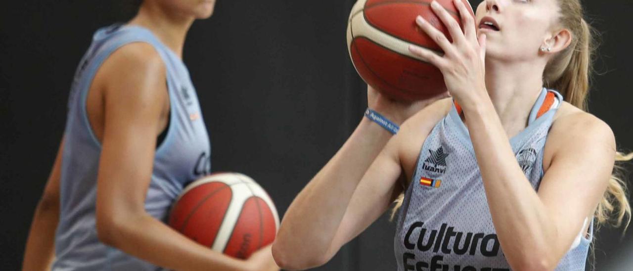 Noa Morro i Lauren Cox, en el seu primer entrenament com a jugadora del València Basket. | J. M. LÓPEZ