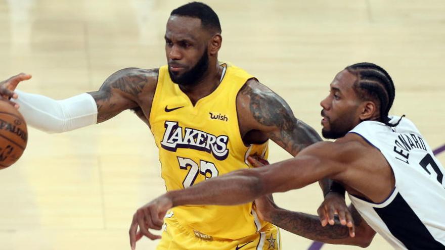 Kawhi Leonard y LeBron James pelean en el Lakers-Clippers.