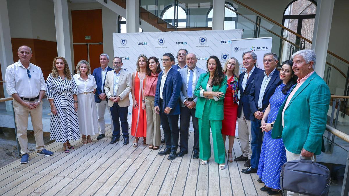 Todos los integrantes de la mesa redonda del curso de verano.