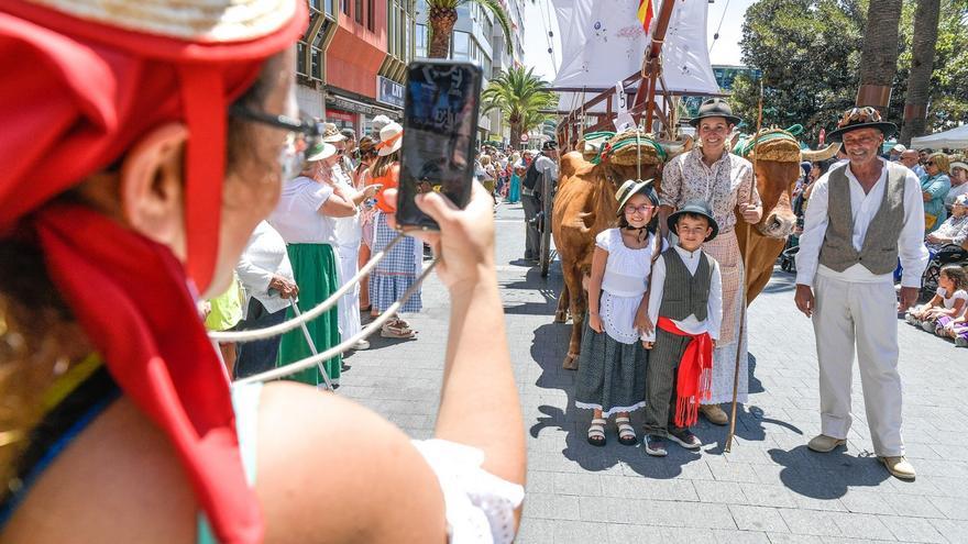 Una romería con bikini en Las Palmas de Gran Canaria