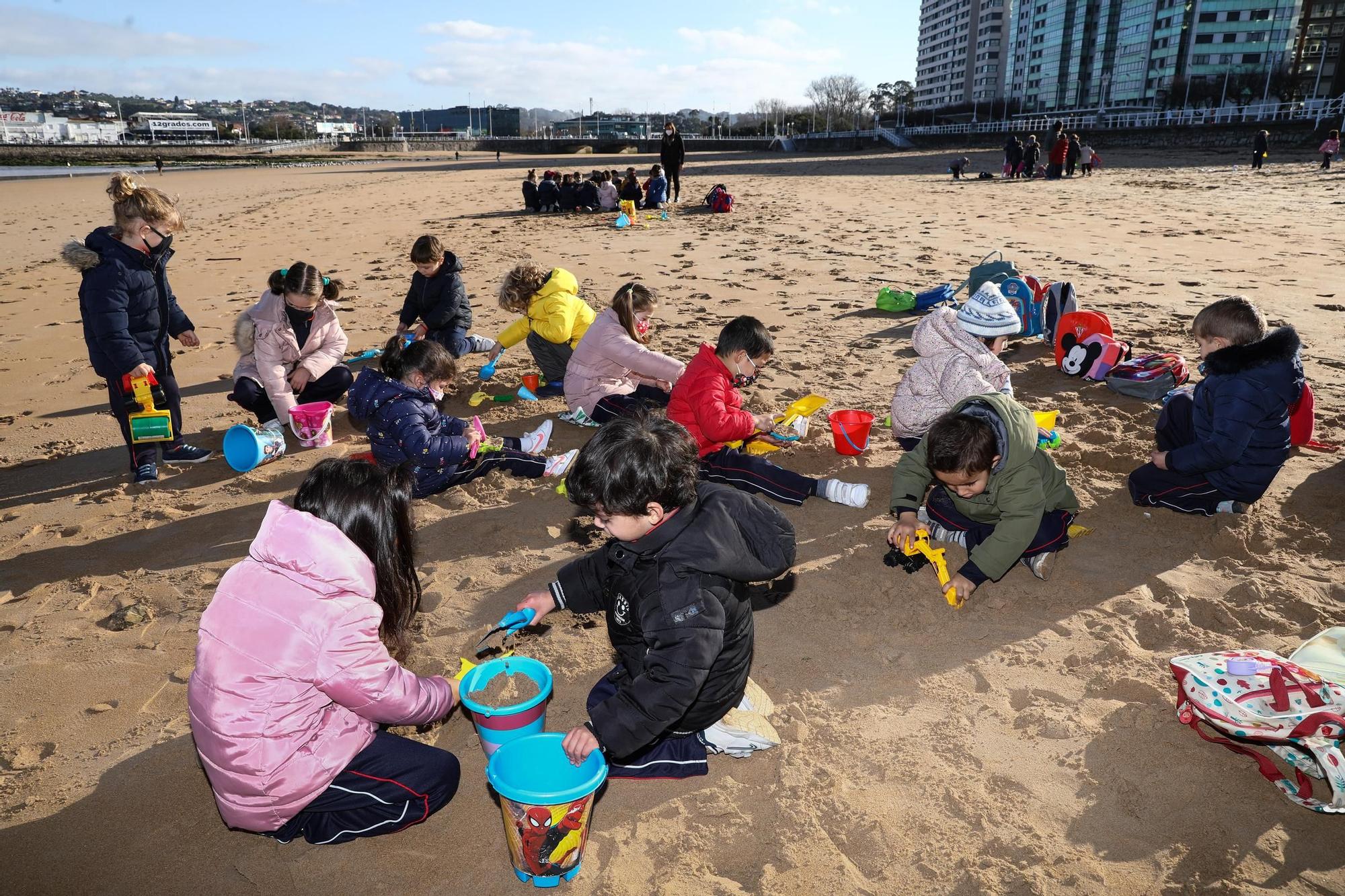 Los alumnos de Infantil del colegio San Vicente de Paúl se reencuentran en la playa