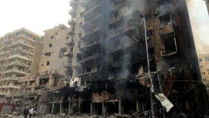 Daños en un edificio en la capital de Líbano, Beirut, tras una serie de bombardeos perpetrados por el Ejército de Israel (archivo)