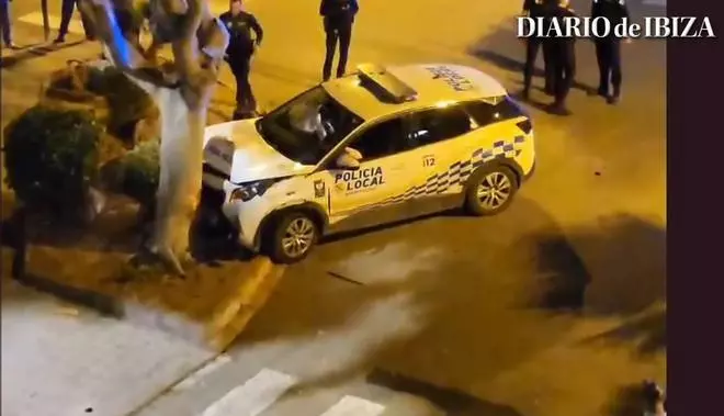 Un coche de la Policía Local de Ibiza choca contra un árbol
