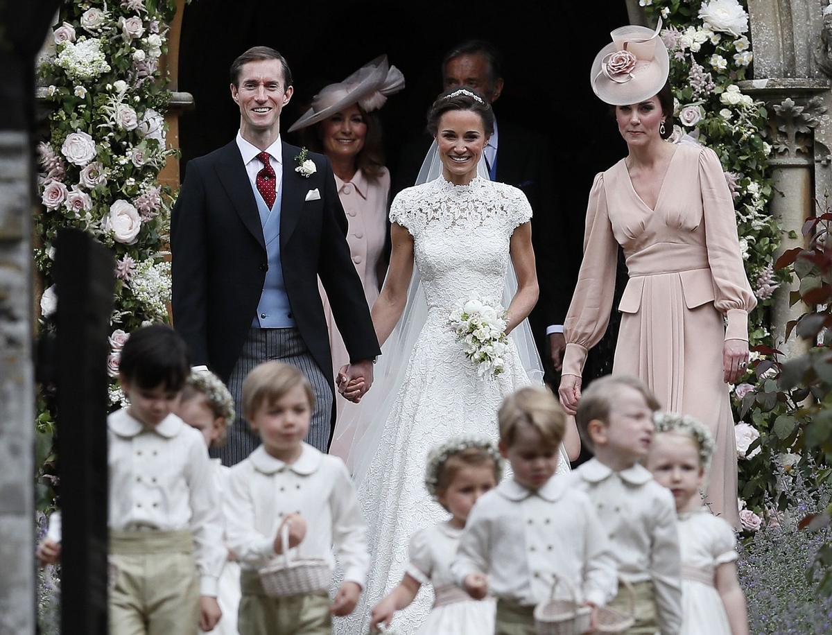 La boda de Pippa Middleton y James Matthews al detalle: los novios con Kate Middleton