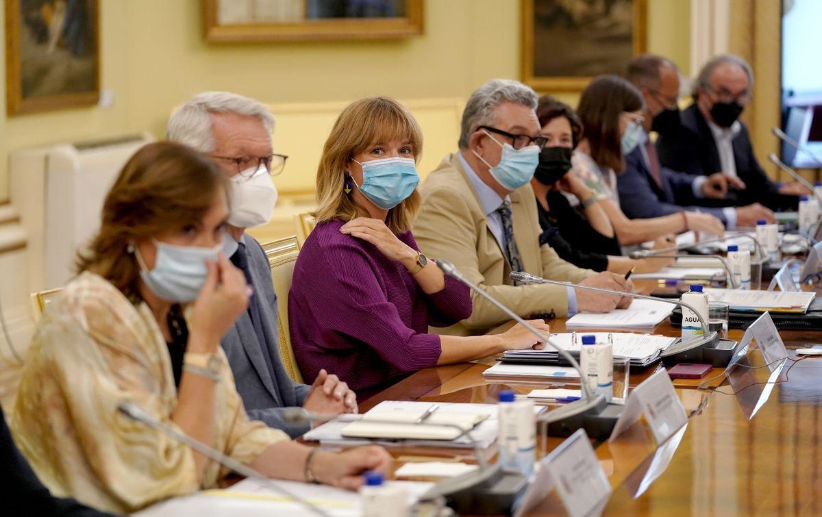 La ministra de Educación, Pilar Alegría (tercera por la izquierda), en la reunión con los consejeros y consejeras en Madrid.
