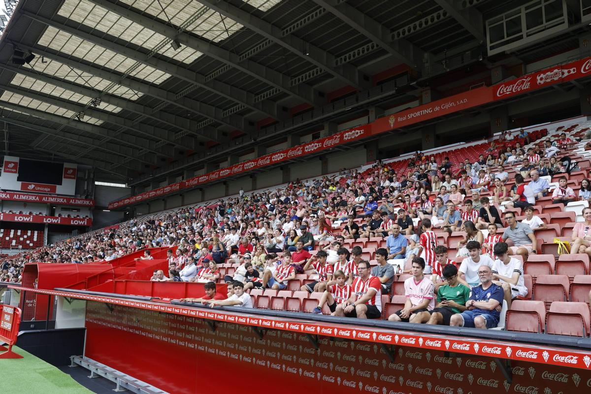 Tribuna oeste de El Molinón, durante un entrenamiento a puertas abiertas.