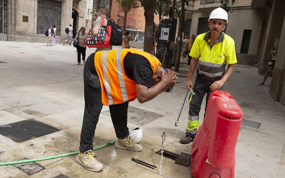 Walter trabaja en las obras de via layetana y sufre los efectos del calor y para paliarlos se refresca con agua de las tuberias del subsuelo