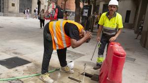 Walter trabaja en las obras de via layetana y sufre los efectos del calor y para paliarlos se refresca con agua de las tuberias del subsuelo