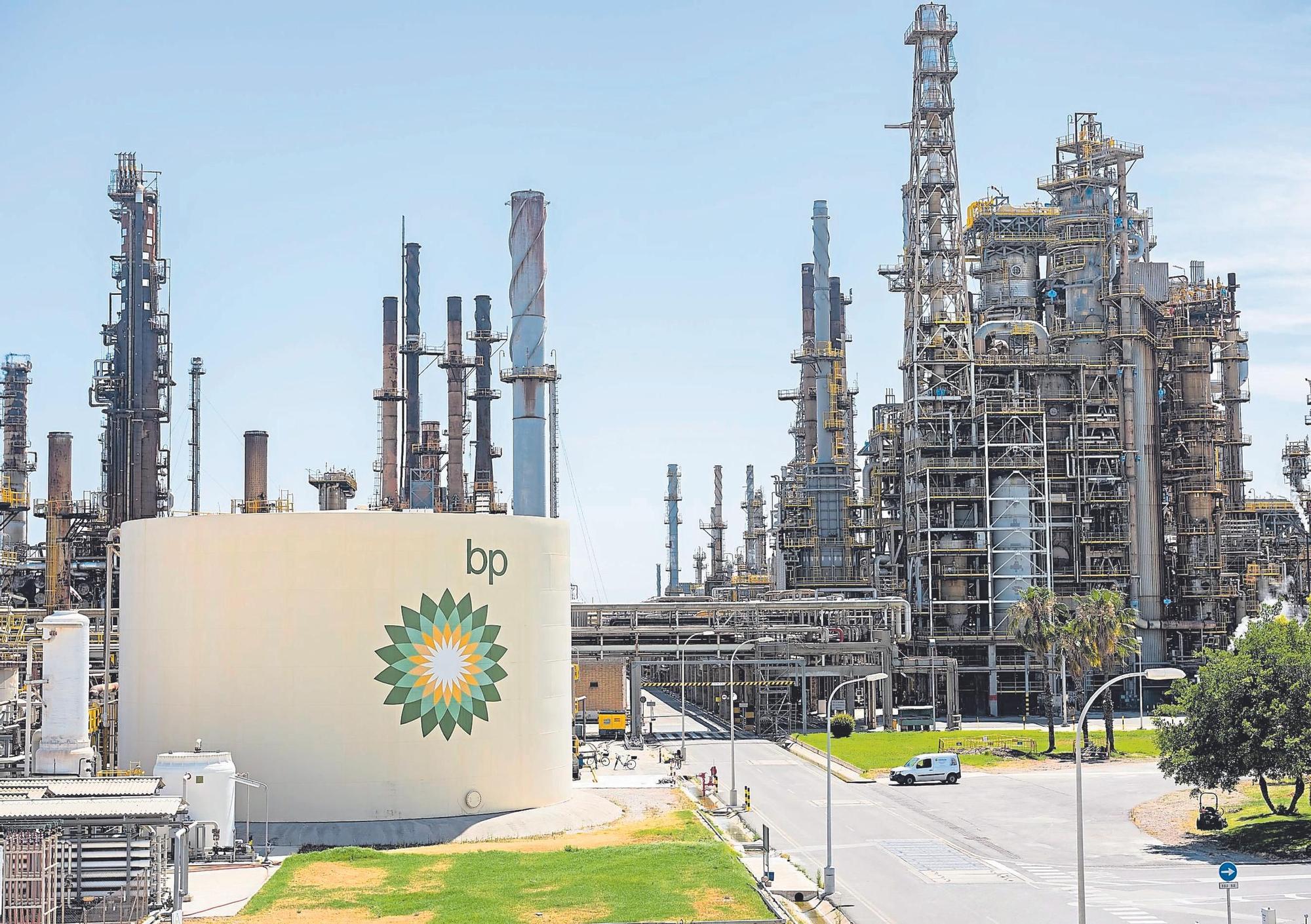 La planta de Castellón tiene una capacidad de procesamiento de más de 5 millones de toneladas al año de crudo y produce más de 650.000 litros de combustible cada hora.