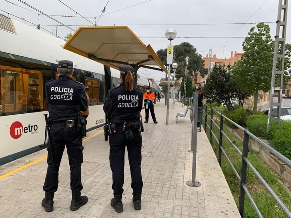 Reparto de mascarillas en la calle y en establecimientos de Godella.