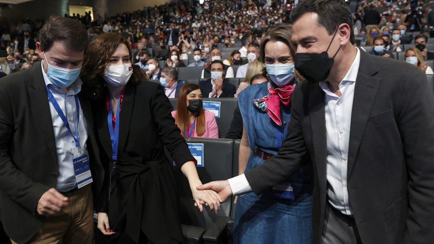 Alfonso Fernández Mañueco, Isabel Díaz Ayuso, Cuca Gamarra y Juanma Moreno, en el Congreso del PP en Sevilla.