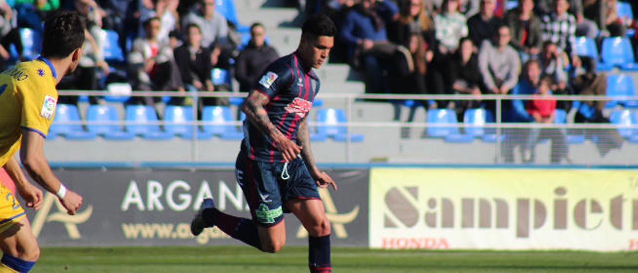 Jesús Valentín controla un balón con la camiseta del Huesca.