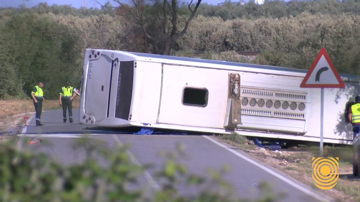 Imagen de un autobús accidentado.