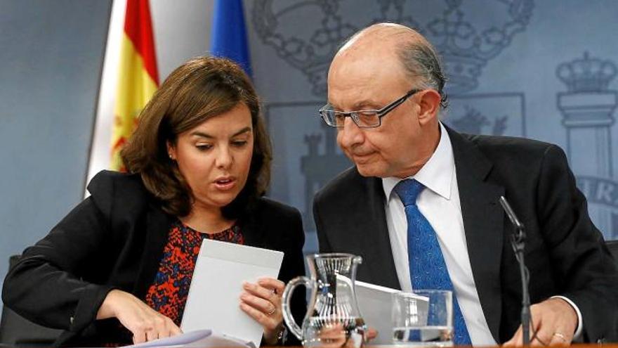 La vicepresidenta Soraya Sáenz de Santamaría i el ministre d&#039;Hisenda, Cristóbal Montoro, ahir