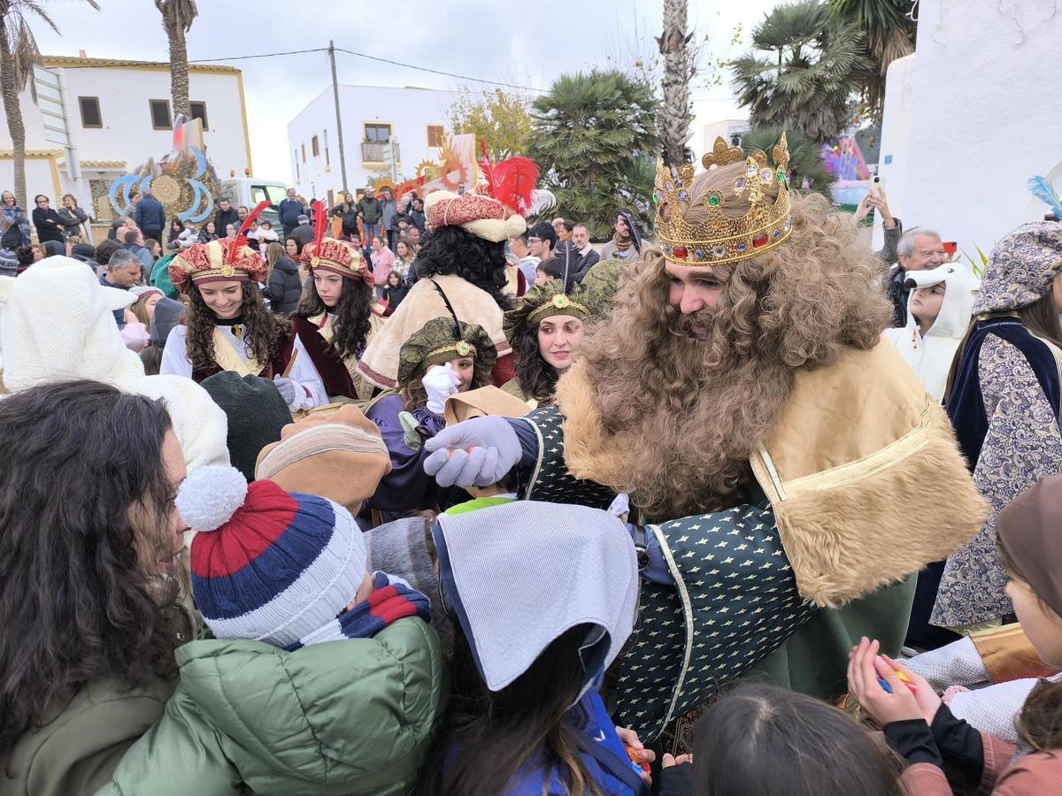 Los Reyes Magos repartieron un montón de caramelos el año pasado en el Pilar de la Mola