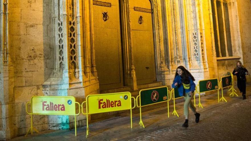 Los falleros de Doctor Collado vallan la Lonja para evitar el botellón y el incivismo