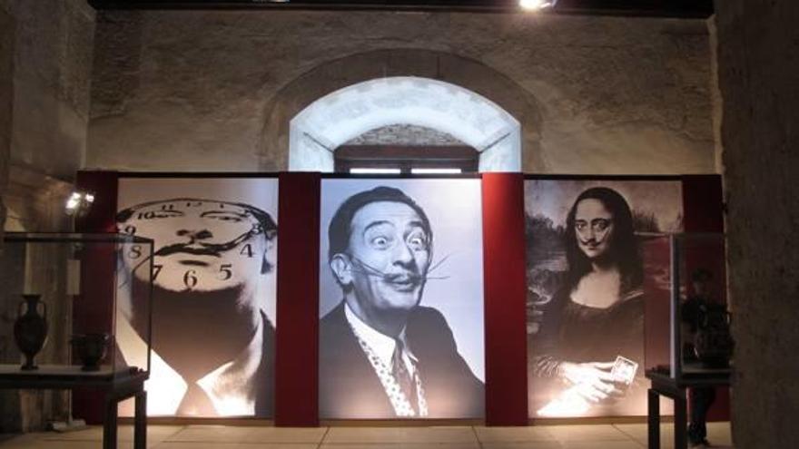 El rostre bigotut de Dalí dona caràcter a una de les sales de l&#039;exposició.