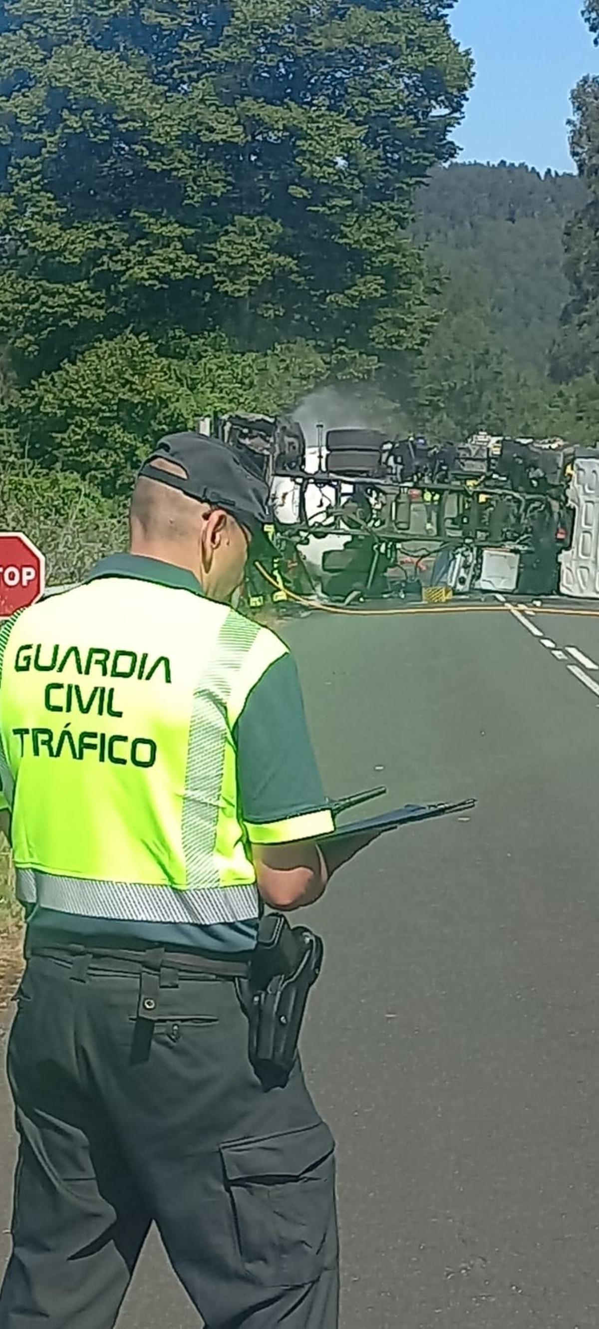 EN IMÁGENES: Cae un camión cisterna con gas desde la Autovía del Cantábrico a la carretera nacional en Lué EN IMÁGENES: Cae un camión cisterna con gas desde la Autovía del Cantábrico a la carretera nacional en Lué