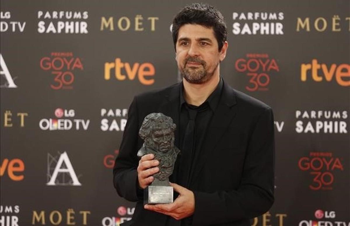 Cesc Gay, director de ’Truman’ y gran triunfador de la noche de los Goya, muestra uno de los galardones.