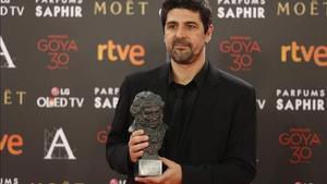 Cesc Gay, director de ’Truman’ y gran triunfador de la noche de los Goya, muestra uno de los galardones.