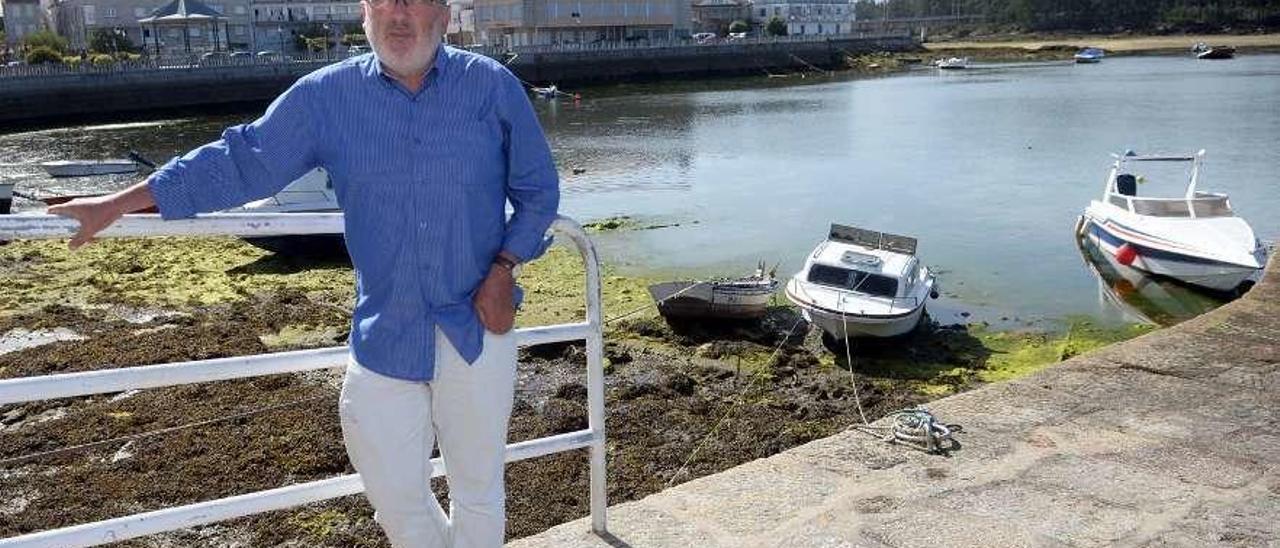 El historiador José María Leal en el paseo marítimo de O Cabo, en Vilanova de Arousa. // Noé Parga