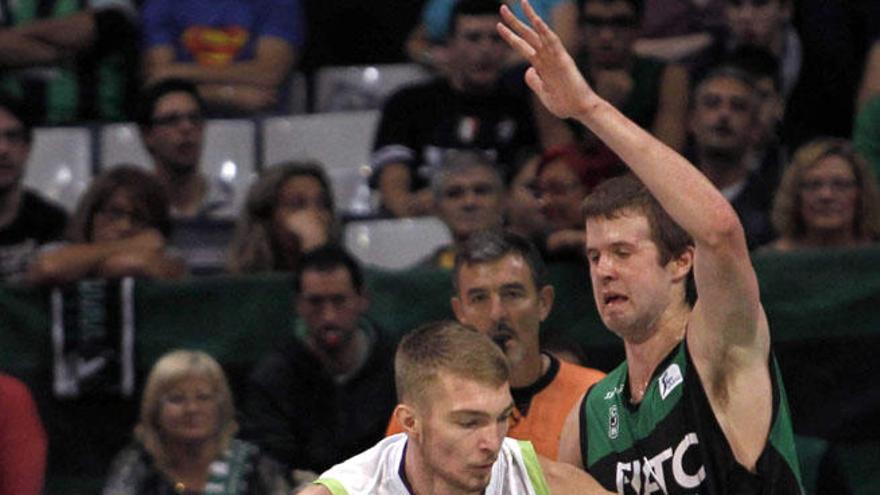 Domas pivota ante la defensa de Shurna, del Joventut.