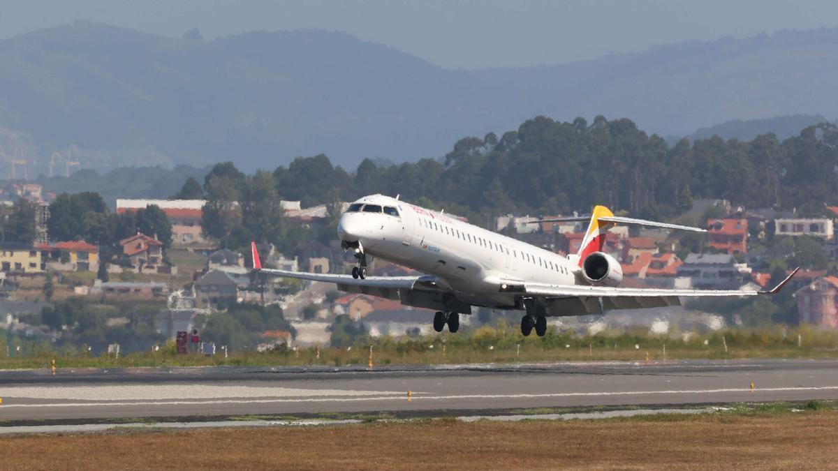 Un avión aterriza en Alvedro