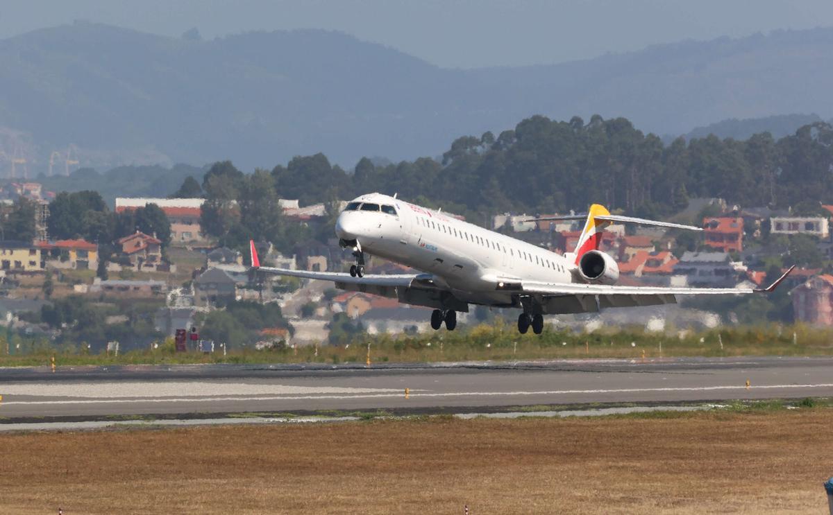 Un avión, aterrizando en el aeropuerto de Alvedro.