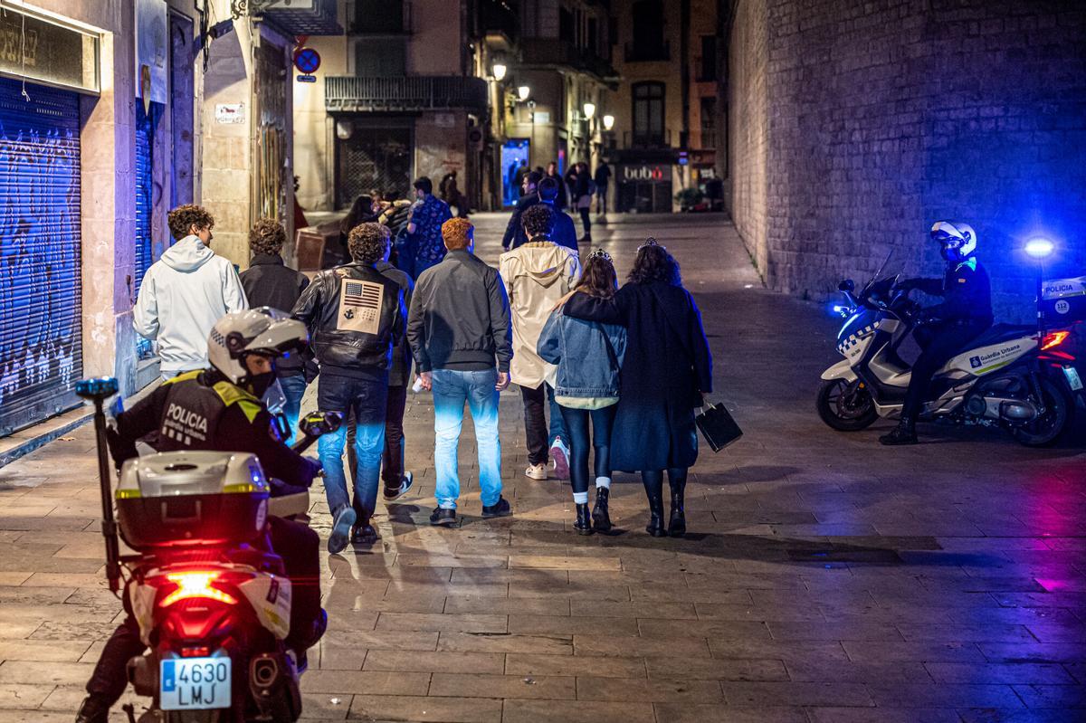 Jóvenes y motos de la Guardia Urbana durante la madrugada de Fin de año en el Born