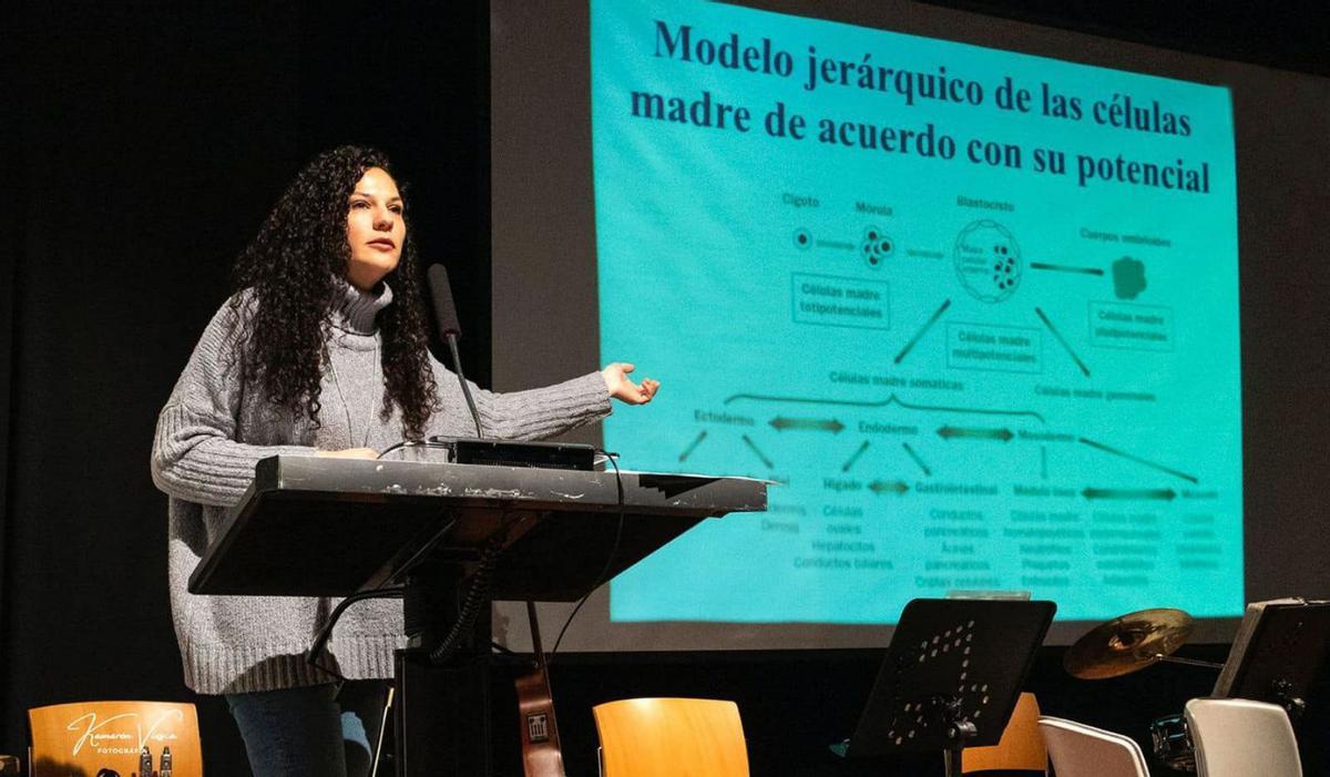 La investigadora Noemí Eiró, durante su intervención en la gala. | KAMARÓN VIESCA/ LAVIANA CULTURA