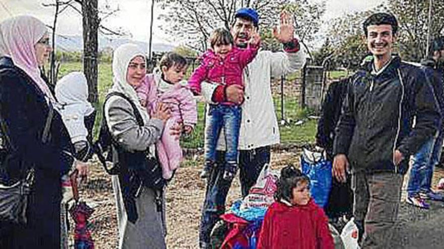 Familia siria en un campamento de refugiados de Grecia.