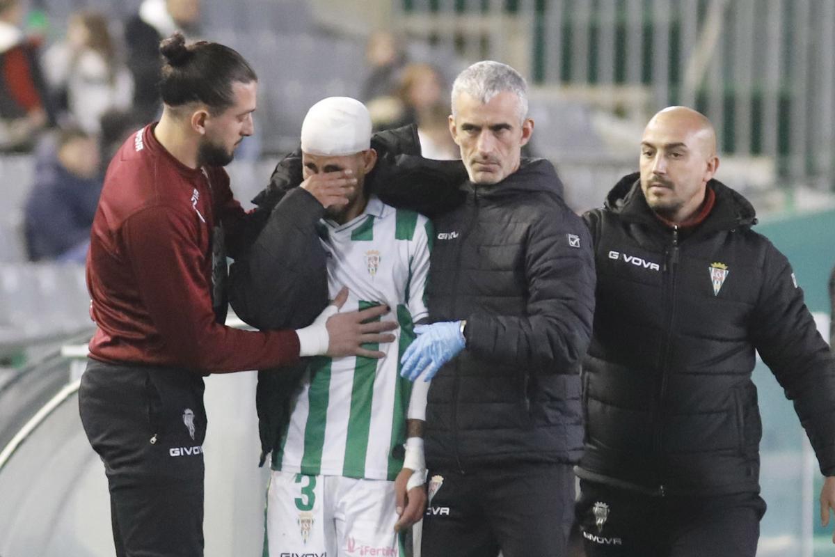 Calderón es atendido por el doctor Bretones durante el encuentro entre el Córdoba CF y el Castellón.