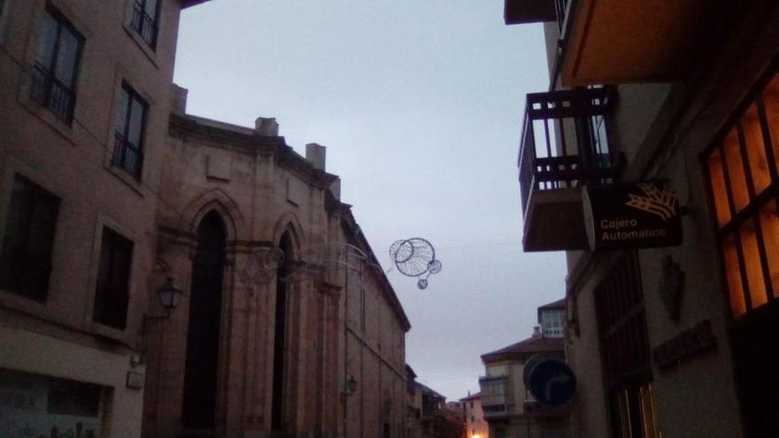 Cielo cubierto, con fina lluvia esta mañana en la capital