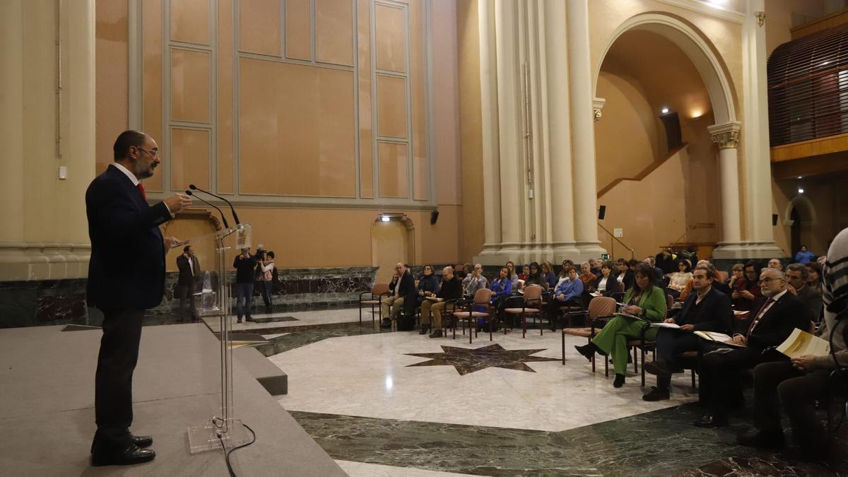 Javier Lambán se dirige a los asistentes a la presentación de la iniciativa, en la sala de la Corona del Gobierno de Aragón.