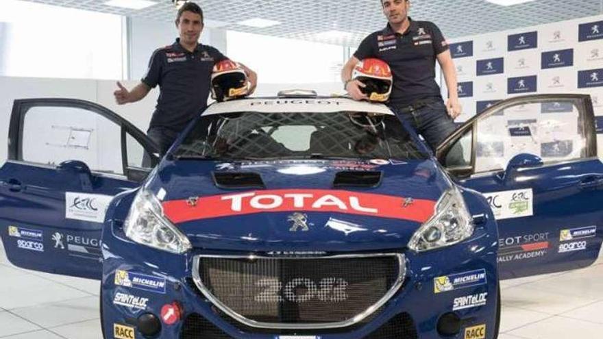 Cándido Carrera (izq.), junto a José Antonio Suárez, en su Peugeot 208 R5 T16. // A. Novoa
