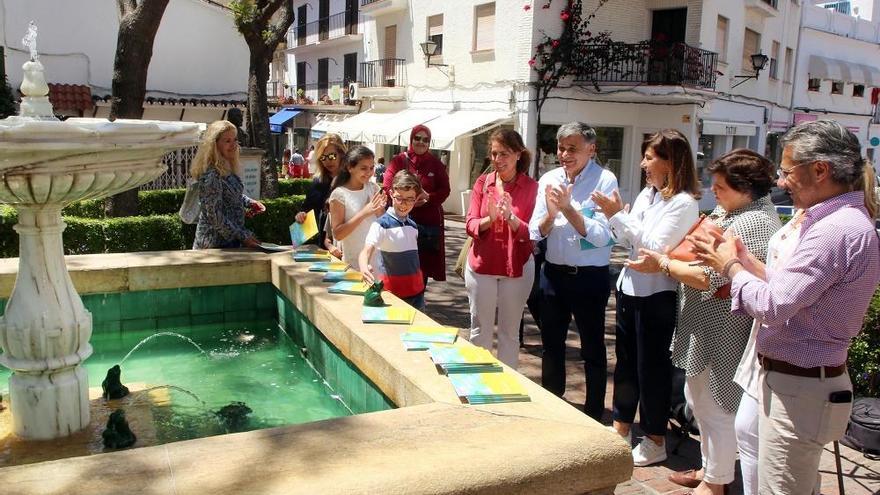 Imagen de la presentación de la escultura de Marbi en la fuente de la plaza de la Victoria.