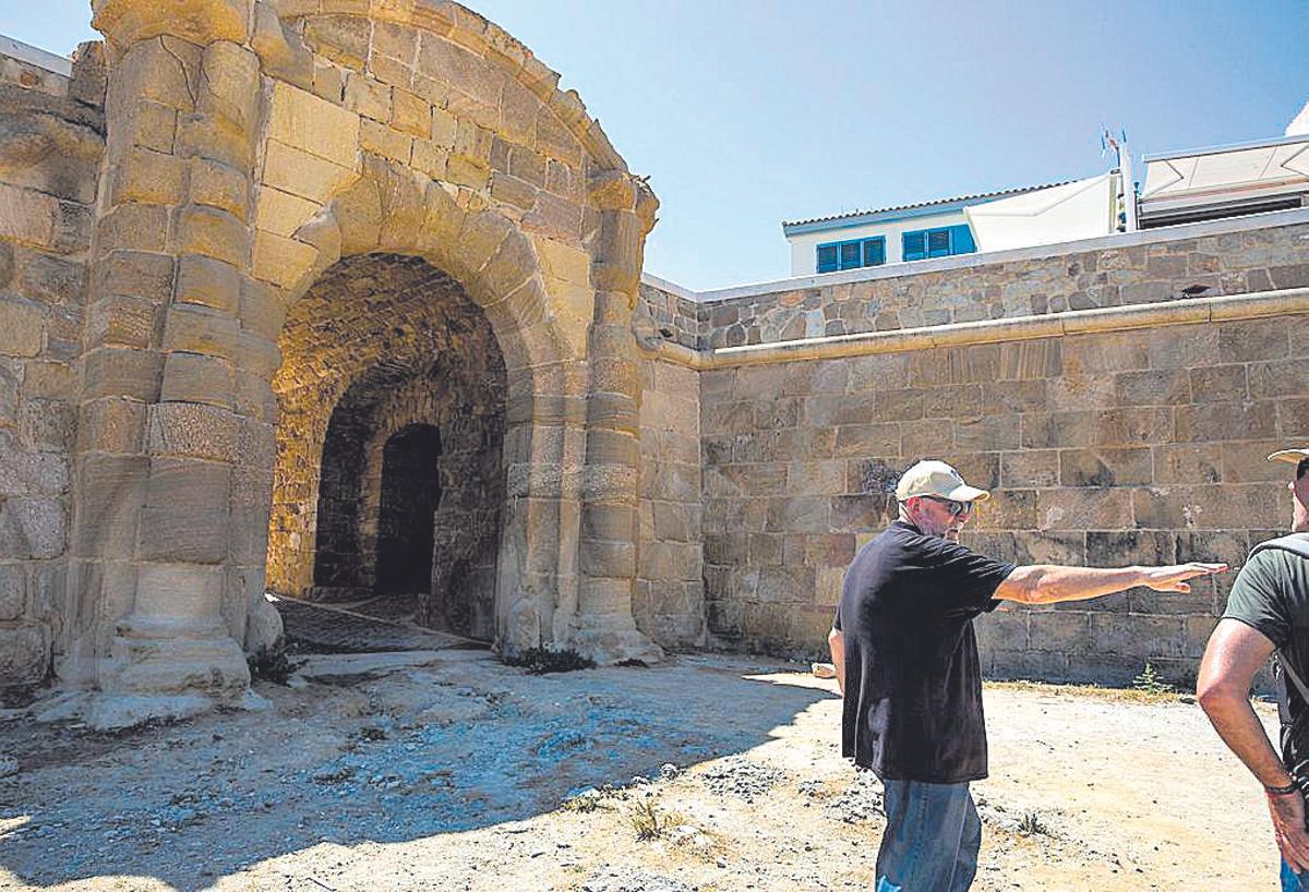 La puerta de San Miguel y un cañón hincado en la roca donde se ataban las maromas de los barcos en el puerto viejo.