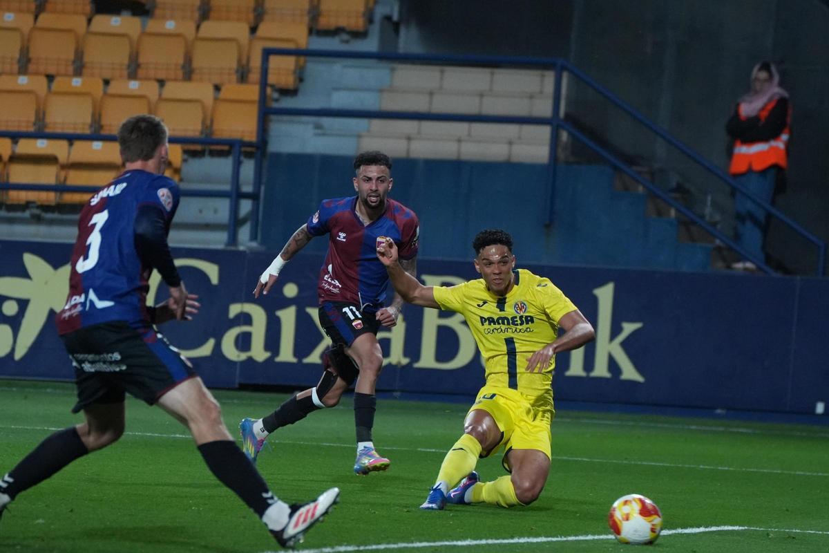 Hamza Bellari, con el 11, durante el Villarreal B-Eldense de la temporada pasada.